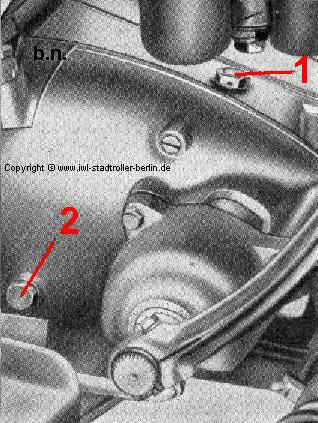 Getriebel-Einfll- (1) und -Kontrollschraube (2)